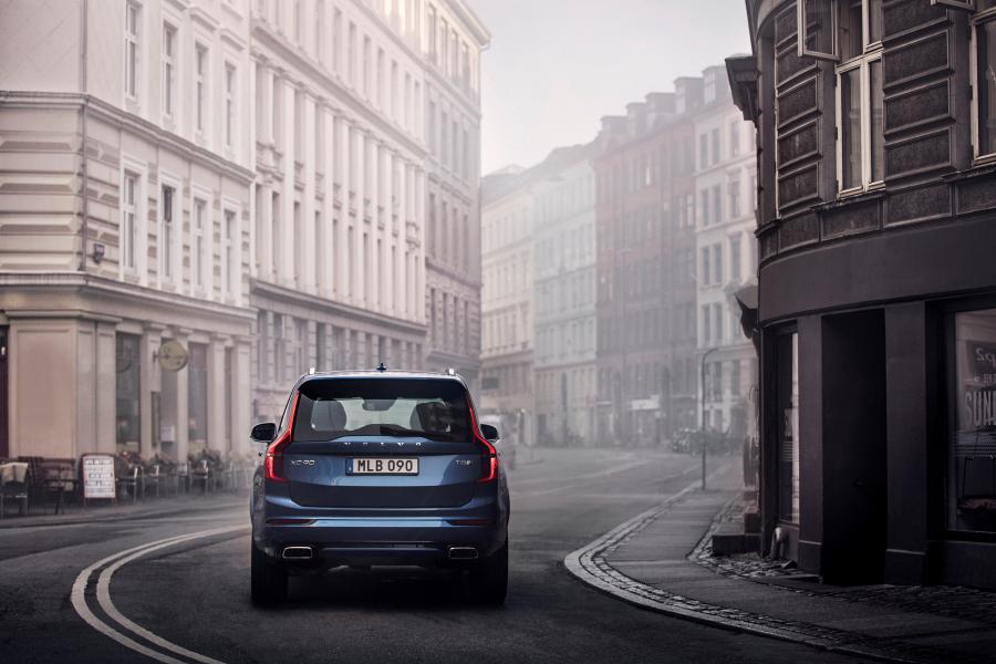  Volvo XC90 T8 R-Design 2016 года  (фото 8 из 32)